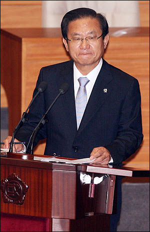 이귀남 법무부 장관이 17일 국회 교육사회문화분야 대정부질문에서 질의에 답변하고 있다.