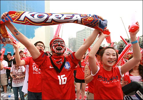 남아공월드컵 아르헨티나전을 앞두고 17일 오후 서울광장에서 붉은응원복을 입은 시민들이 응원전을 시작하고 있다.