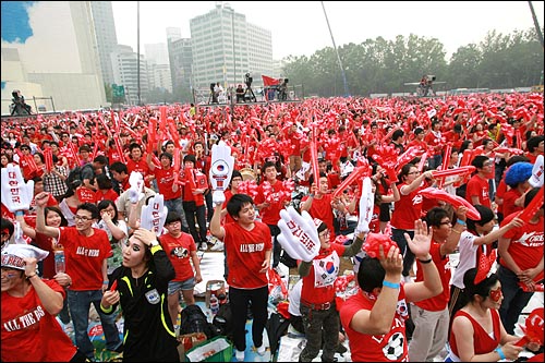 남아공월드컵 아르헨티나전을 앞두고 17일 오후 서울광장에서 붉은응원복을 입은 시민들이 응원전을 시작하고 있다.