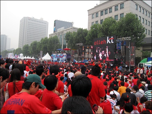 17일 2010 남아공 월드컵 강남 거리응원전이 열리고 있는 코엑스 앞 영동대로에서 시민들이 한국 대 아르헨티나 전을 기다리며 응원을 준비하고 있다.   