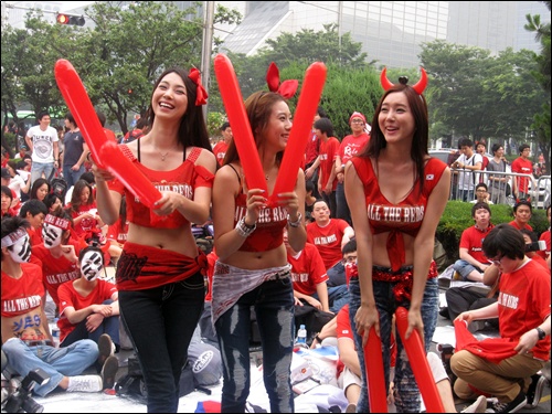 17일 2010 남아공 월드컵 강남 거리응원전이 열리는 코엑스 앞 영동대로에서 붉은 옷을 입은 여성들이 한국 대 아르헨티나 전 응원을 준비하고 있다. 