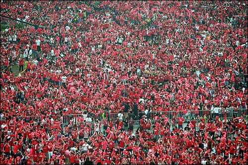 남아공월드컵 아르헨티나전이 열린 17일 저녁 서울광장에 수십만명의 시민들이 붉은 응원복을 입고 나와 응원전을 펼치고 있다.