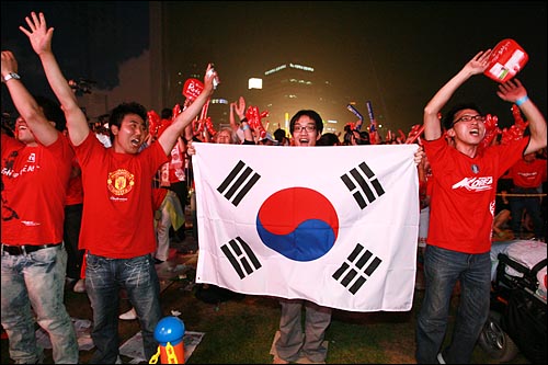 서울광장에서 거리응원전을 펼치던 시민들이 이청용 선수가 만회골을 성공시키자 환호하고 있다.