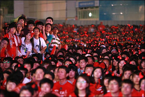 서울광장에서 열린 남아공월드컵 아르헨티나전 거리응원에서 붉은 응원복을 입은 시민들이 중계방송을 시청하고 있다.