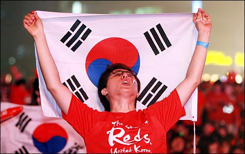 서울광장에서 열린 거리응원에서 태극기를 든 한 시민이 응원구호를 외치고 있다.