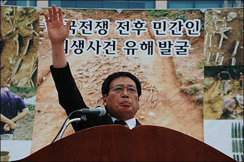 강병현 진주유족회 회장이 18일 오후 진주청소년수련관 마당에서 열린 '진주민간인 희생사건 60주기 합동위령제'에서 추도사를 하고 있다.