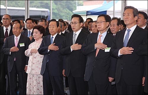  김영삼 전 대통령 기록전시관 준공식이 18일 오후 거제에서 열렸는데, 김영삼 전 대통령 부부와 이명박 대통령 등이 국민의례를 하고 있다.