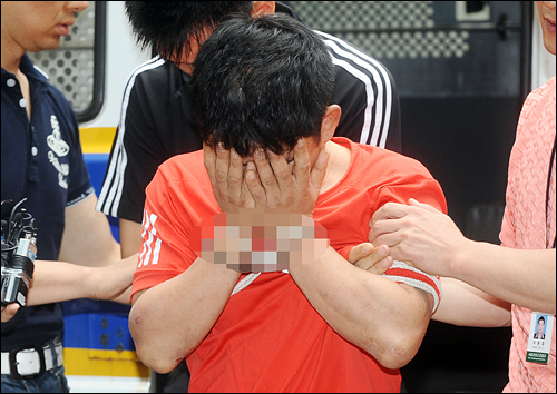초등학생 여야를 납치 성폭행한 혐의로 구속된 피의자가 16일 오전 서울 영등포경찰서에서 검찰로 송치되고 있다.