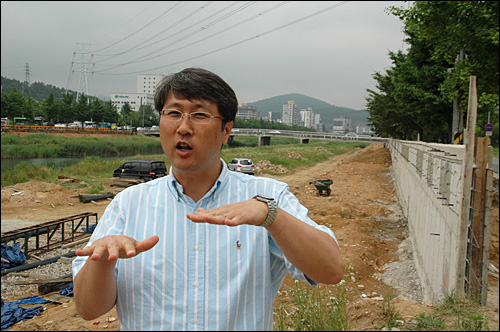 박재현 인제대 교수(토목공학)가 19일 창원천의 콘크리트 옹벽 공사 현장을 찾아 살펴보고 있다.
