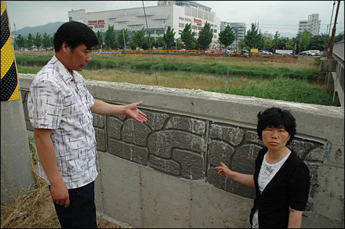 창원천에 설치되고 있는 콘크리트 옹벽은 도로에서 1미터 높이로 조성되고 있다.