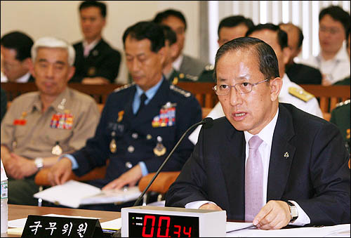 김태영 국방부장관이 21일 국회 국방위 전체회의에서 질의에 답변하고 있다.