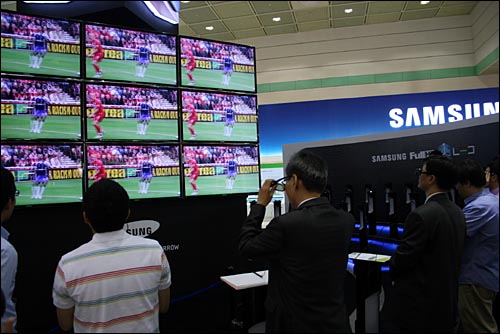 지난 5월 25일 코엑스에서 열린 월드IT쇼에서 3D TV로 축구 경기를 지켜보는 참관인들