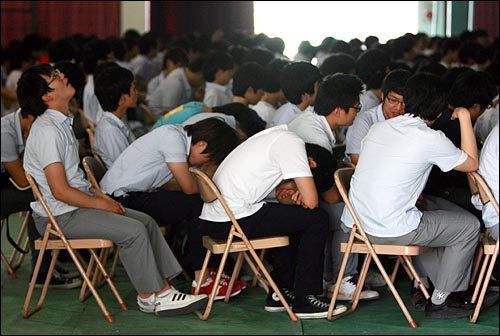 안보교육이 진행되는 체육관이 무덥고, 스피커 소리가 잘 들리지 않는 등 교육 여건이 좋지 않은 가운데 많은 학생들이 고개를 숙이고 잠을 자거나 책을 꺼내 공부를 하며 안보교육에 집중하지 못했다.