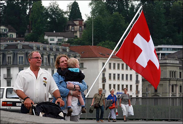 스위스 루체른의 카펠교 인근에는 산책나온 시민들과 관광객들의 발길이 끊이지 않는다.
