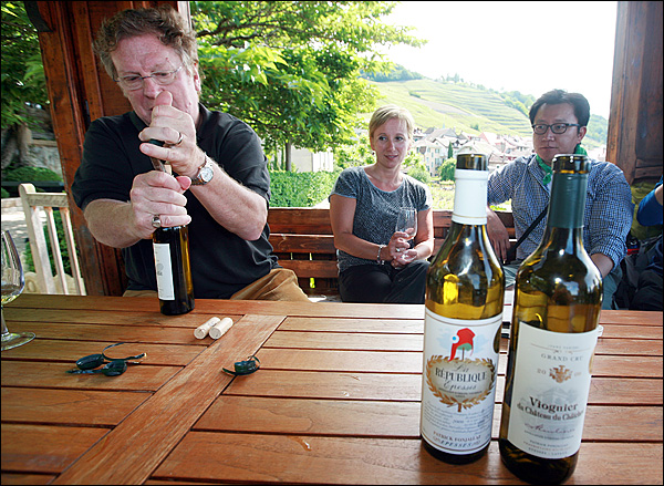 스위스 라보(Lavaux)지구 에뻬쓰 마을 와인 생산자인 파트릭 퐁잘라(Patrick Fonjallaz)씨가 화이트 와인의 주 품종인 샤슬라(chasselas)로 만든 와인에 대해 설명하고 있다.