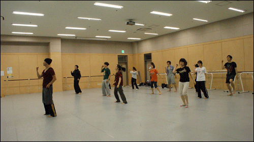 뮤지컬 배우를 꿈꾸는 일반인들이 김재빈 전문강사의 지도 속에 열심히 댄스를 따라하고 있는 광경.