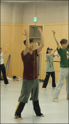 댄스에 대한 지도를 하고 있는 안무가 김재빈 강사가 일반인 참가자들과 함께 열심히 춤을 추고 있는 광경.