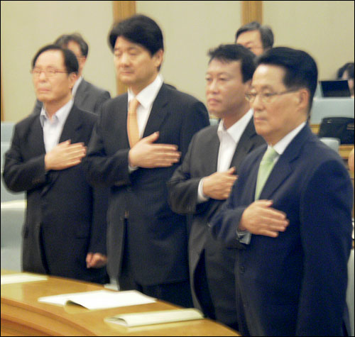 야 5당 주최 KBS 수신료 인상 토론회에 참석한 권영길 민주노동당 의원, 서갑원 민주당 의원, 진보신당의 조승수 원내대표, 민주당 박지원 원내대표가 국민의례를 하고 있다. 

