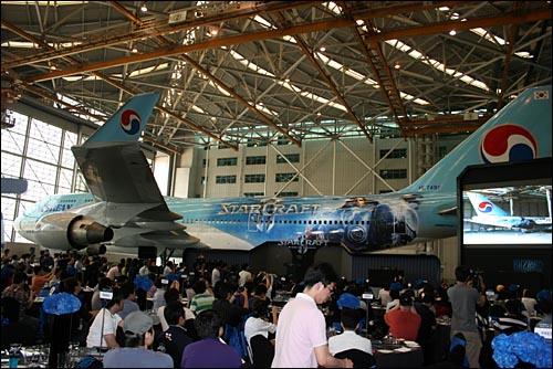 지난 6월 24일 오전 서울 김포공항 대한항공 초대형 격납고에서 열린 스타크래프트 II 출시 미디어데이. 대형 항공기에 테란 영웅 짐 레이너가 새겨져 있다. 