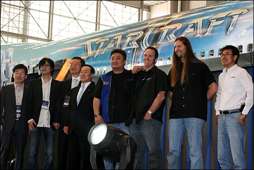 블리자드 임원과 협력회사 대표들이 스타크래프트II 래핑 항공기 앞에서 사진 촬영을 하고 있다.