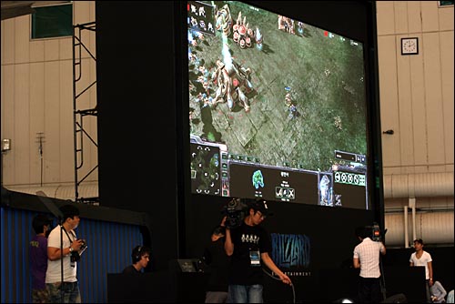 24일 오전 서울 김포공항 대한항공 초대형 격납고에서 열린 스타크래프트 II 출시 미디어데이에서 스타크래프트II를 이용한 첫 공식 경기가 펼쳐졌다. 