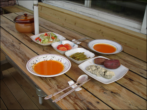 아침식탁 뒷산 등산을 마치고 대하는 식단이다. 호박죽, 쑥떡, 고구마, 완두콩, 토마토, 죽순무침 등이다. 식사가 끝나면 접시 모두가 빈접시가 된다.  