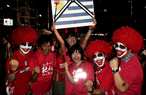  2010 남아공 월드컵 한국과 우루과이와의 16강전을 앞둔 26일 밤 영동대로에 모인 붉은악마들이 한국 대표팀의 승리를 기원하며 열띤 응원을 하고 있다.