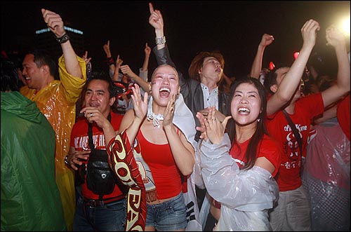  27일 새벽 서울광장에서 열린 2010 남아공 월드컵 16강 한국과 우루과이와의 거리응원에서 후반전 한국 대표팀의 이청용이 동점골을 성공시키자 붉은악마들이 환호하며 기뻐하고 있다.