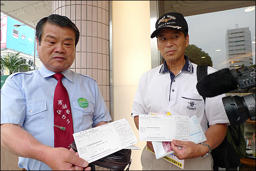 미우라 도시히로(왼쪽)씨와 마에야마 구니오씨는 지난 2월 미쓰비시 주식 1000주를 각각 샀다. 주주총회장에서 근로정신대 문제해결을 촉구하기 위해서였다.

