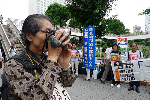 마츠야 쓰토무씨는 나고야 지원모임이 금요시위를 할 때마다 동영상과 사진을 기록하고 있다. 11년 동안 근로정신대 할머니들을 돕는 활동을 해오고 있다.
