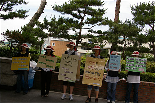  한양대 학사지원직원들은 "한양대에 '카스트 제도'가 존재한다"고 말하고 있다.