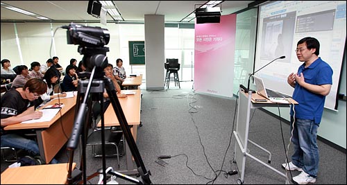 시사평론가 유창선씨가 지난 6월 28일 오후 서울 상암동 <오마이뉴스> 대회의실에서 열린 '오연호의 기자만들기'에서 통신 장비가 내장된 최신 캠코더를 통해 '아프리카TV'로 생중계를 하며 '1인 미디어'를 주제로 강연하고 있다.