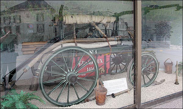 스위스 라보(Lavaux)지구 한 마을에 마차처럼 생긴 소방차가 진열되어 있다. 위에 둘둘 감은 소방 호수가 이 차의 용도를 말해주고 있다.