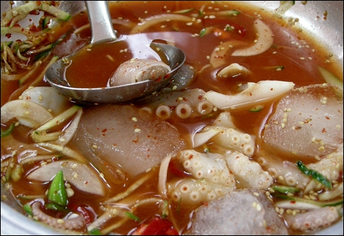  바닥이 보이기 시작하는 냉연포탕. 음식은 찌꺼기에 모든 맛이 있다고 했지요. 그래서인지 먹을수록 진한 맛을 느낄 수 있었습니다.  
