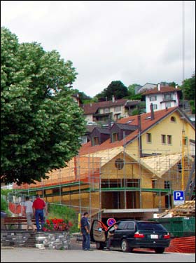 스위스를 여행하다 보면 보수공사 하는 모습이 많이 눈에 띈다. 멀쩡한 건물을 부수고 새로 짓는 방식의 재건축보다는 리모델링이나 내부 보수를 통해 고쳐쓴다.