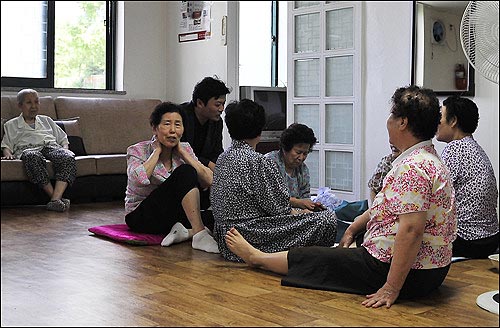 바쁜 일정속에서도 김만수 부천시장 당선자가 살고 있는 아파트 5단지 노인정을 들려 어르신들을 살피는 모습이 훈훈하다.