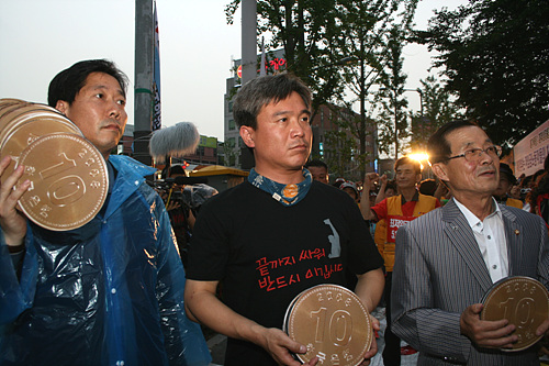 김영훈 민주노총 위원장(가운데)과 홍희덕 민주노동당 국회의원 등이 사용자측의 '10원 인상안'에 항의하는 퍼포먼스를 진행했다. 