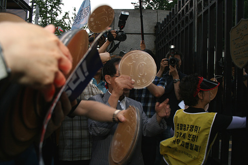 김영훈 민주노총 위원장(가운데)과 홍희덕 민주노동당 국회의원 등이 사용자측의 '10원 인상안'에 항의하는 퍼포먼스를 진행했다. 