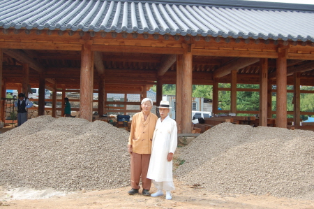 장두석 선생님과 윤창병 목수
