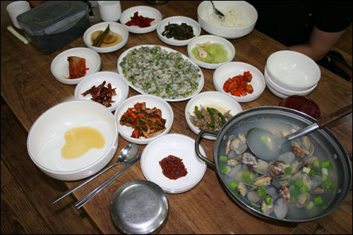 순천 순광식당의 산낙지비빔밥 기본 상차림이다.