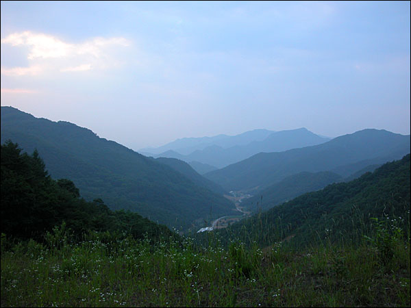  정선군 고성리에서 영월로 넘어가는 산길. 하늘 한쪽에 서서히 노을이 물들고 있다.