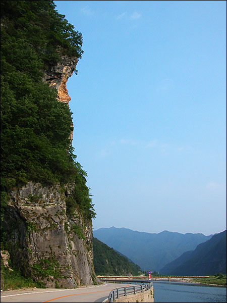  붉은뼝대. 멀리서 보니, 마치 푸른 두건을 쓴 사람이 강물을 조용히 내려다보고 있는 모습이다.