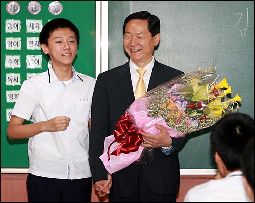 김상곤 경기교육감이 취임식을 몇시간 앞둔 1일 오전 수원시 수일고등학교를 방문해서 한 학생으로부터 축하 꽃다발을 받은 뒤 활짝 웃고 있다.