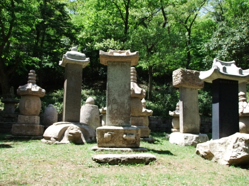  서산대사 비석: 가운데 왼쪽 귀부가 있는 비석