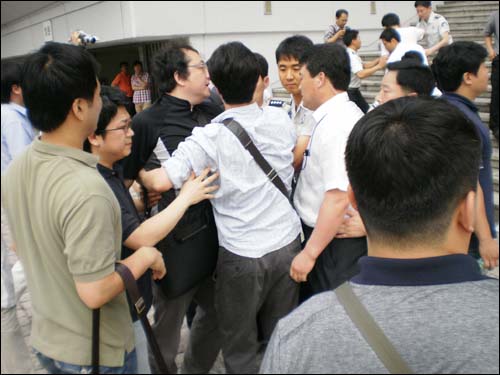 KBS 새 노조가 파업 출정식을 진행하려고 하자 회사측이 이를 막고 있는 모습. 