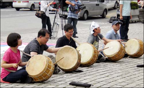 KBS 새 노조 조합원들이 파업에 참석해 북을 두드리는 모습. 박대기 기자(왼쪽으로 두번째)의 모습도 보였다. 