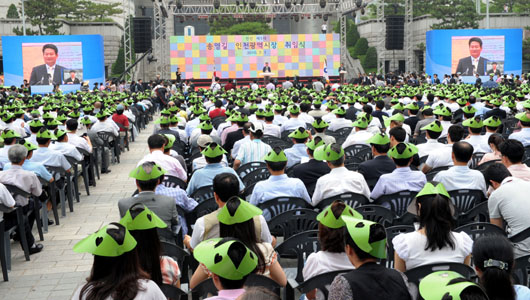 송영길 인천시장은 인천종합문화예술회관 광장에서 취임식을 개최했다. 