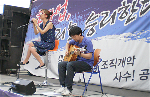 가수 이상은이 KBS 새 노조의 총회 자리에 참석해 공연을 하고 있다.