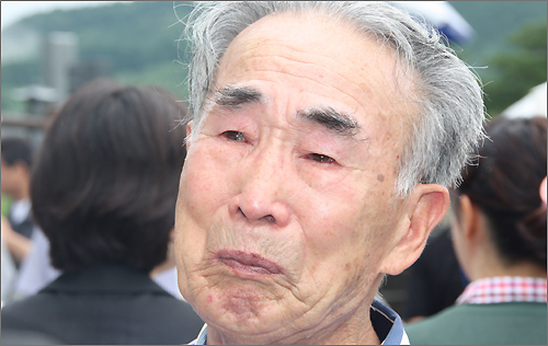 무궁화 당에 있는 유골을 보면서 눈물을 흘리는 김한수(92)씨. 그는 조선인 강제 징용 노동자로서 나가사키 미쓰비시 조선소에서 일했다.
