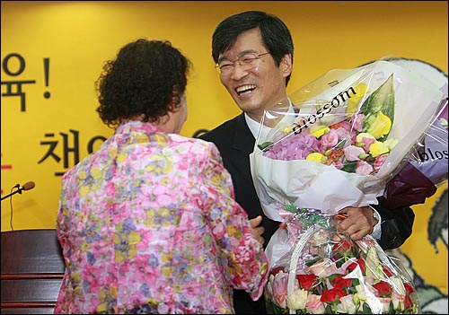곽노현 서울시교육감이 1일 오후 서울 종로구 서울시교육청 대강당에서 열린 취임식에서 축하의 꽃다발을 건네받고 있다.